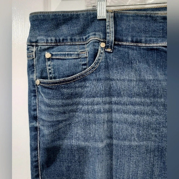 NWOT Torrid Medium/Dark Wash Crop Jegging Super Soft in Size 26 - Picture 2 of 13